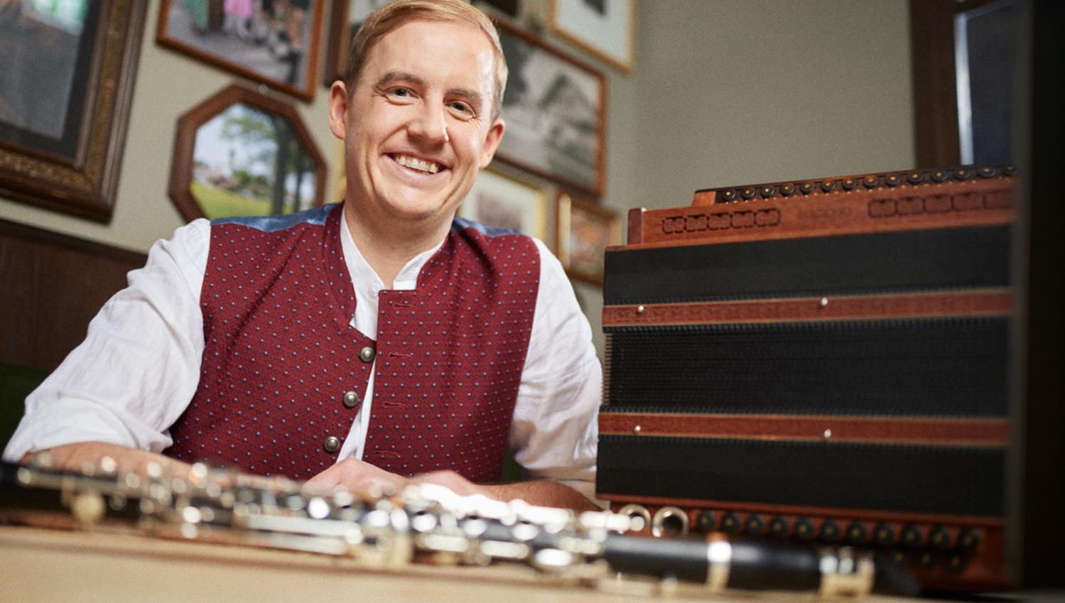 picture of matthias puerner sitting behind his harmonika